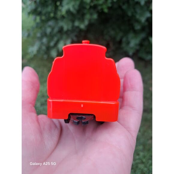 TOMY Trackmaster Thomas & Friends Train car GDV 33 Red  Turning Wheel - Picture 8 of 14